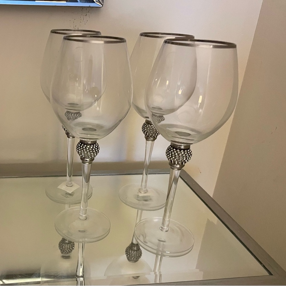 Set of 4 wine glasses, like new.